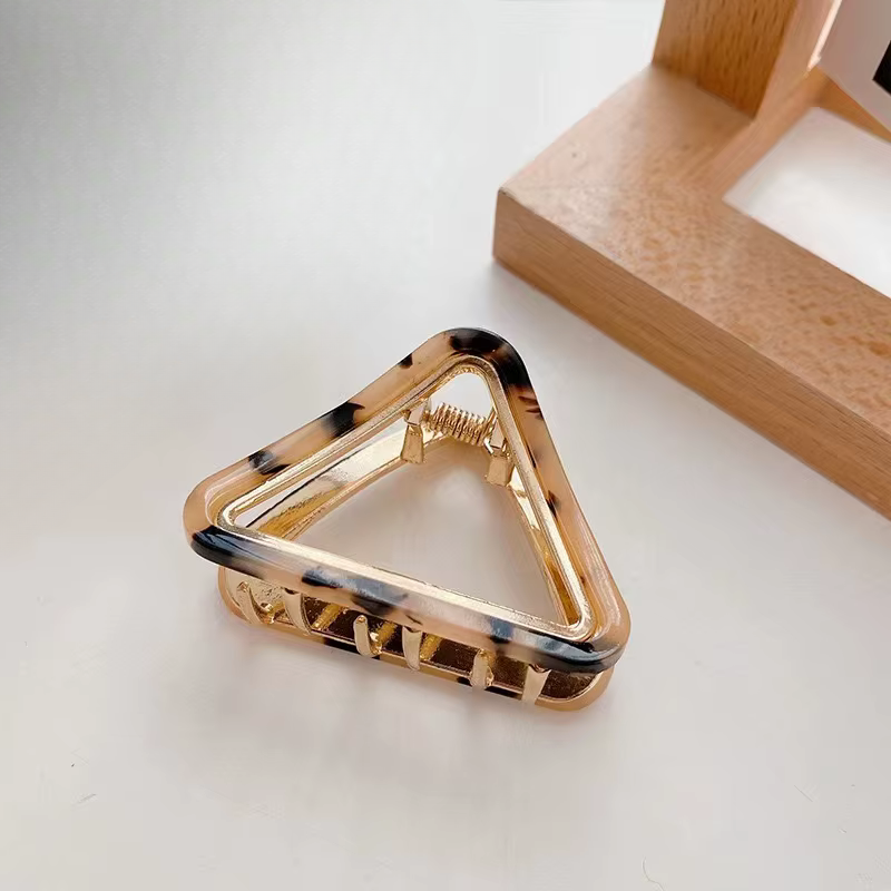 TRIANGLE HAIR CLAW
