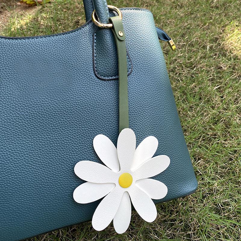 SWEET DAISY FLOWER KEYCHAIN
