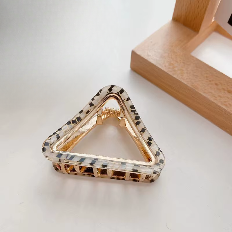 TRIANGLE HAIR CLAW